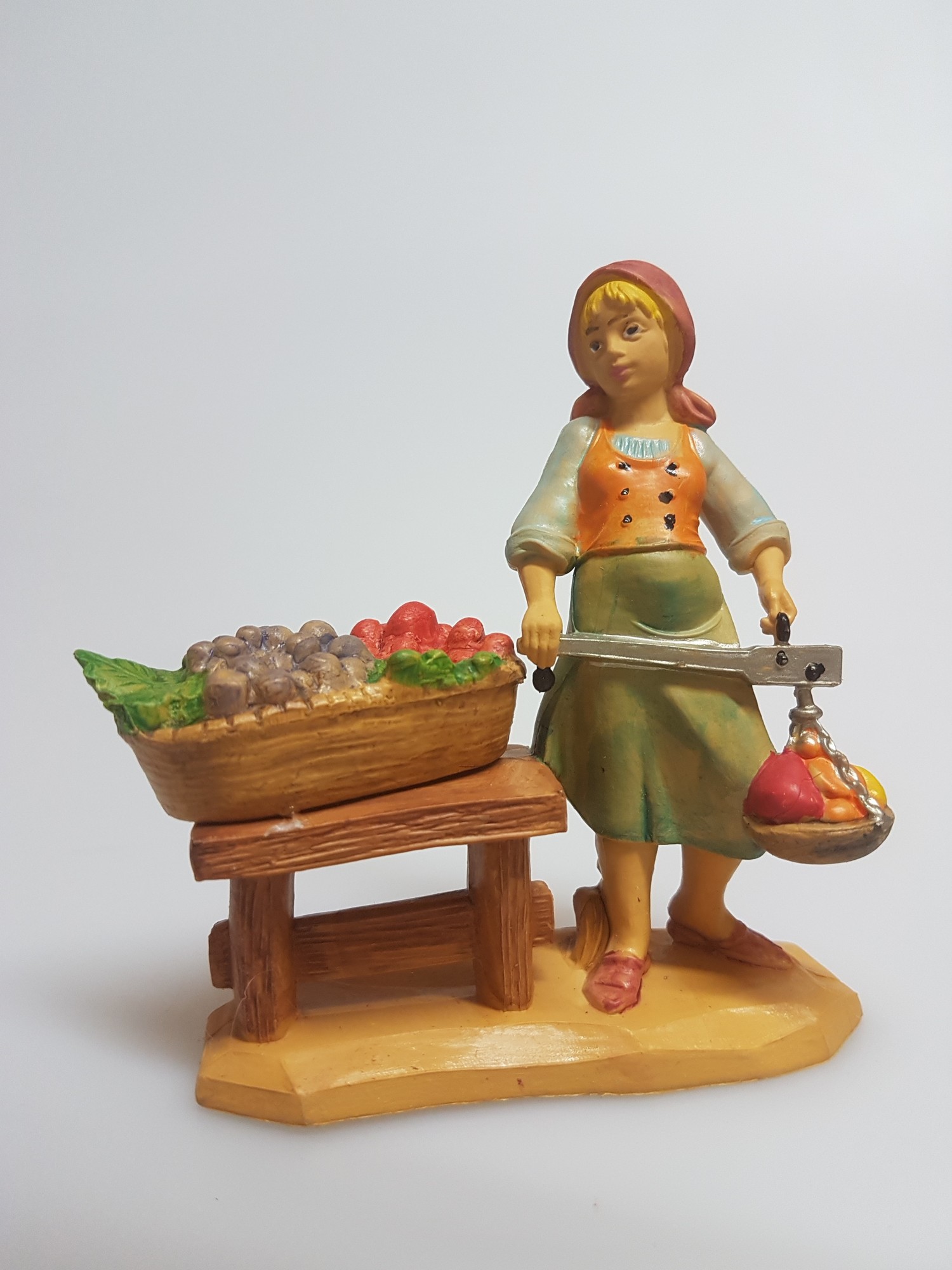 DONNA CON CARRETTO DI FRUTTA IN PVC EFFETTO LEGNO H. 10CM