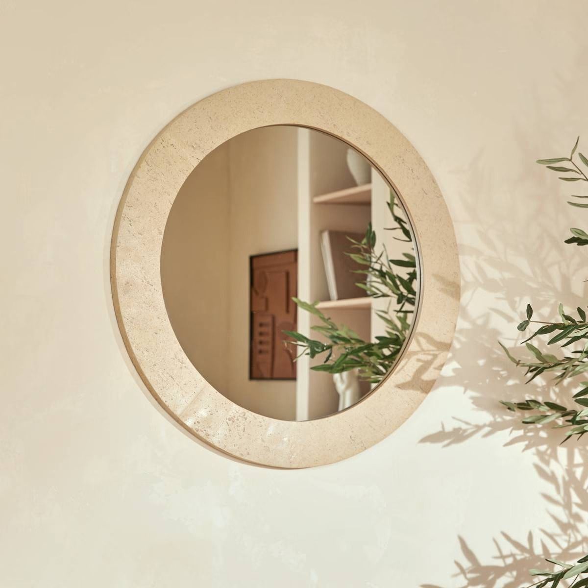 SPECCHIO MOD. ANAYA IN RESINA EFFETTO TRAVERTINO DIAM. CM78 NATURALE
