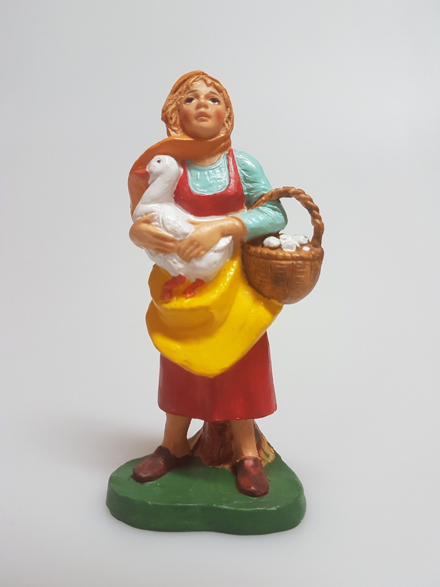 DONNA CON OCA E CESTO IN PVC A COLORI VIVACI H. 10CM