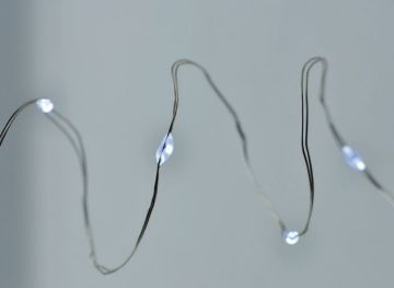 LUCI DI NATALE 20 NANOLED LUCE BIANCO GHIACCIO FISSA A BATTERIA 2+0.25MT