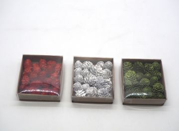 SCATOLA 18 PIGNE COLORATE 3X2/3CM BIANCHE/ROSSE/VERDI