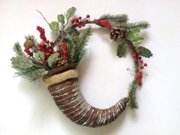 CORNO IN LEGNO DA APPENDERE CON DECORAZIONI PINO, BACCHE ROSSE 45CM