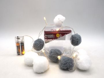 LUCE DI NATALE A LED CON 10 LUCI BIANCO CALDO E 10 PALLINE A POM POM 