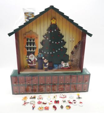 CALENDARIO NATALIZIO IN LEGNO L.39X41.4X6.7CM CASA E ALBERO CON 24 PEND.