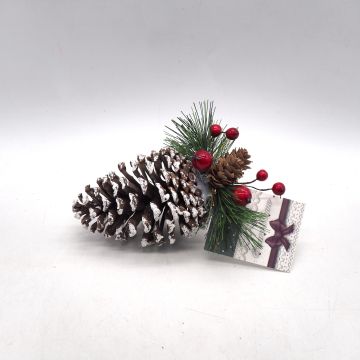 PIGNA NATURALE INNEVATA CON AGHI DI PINO E BACCHE ROSSE 20X9CM ASSORTITO