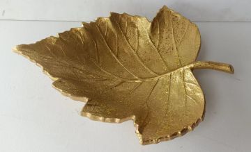 VASSOIO A FORMA DI FOGLIAIN MDF ORO H.5,5X31X24CM