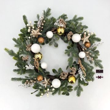 CORONA CON AGHI DI PINO VERDE E BACCHE BIANCHE/ORO D 60CM