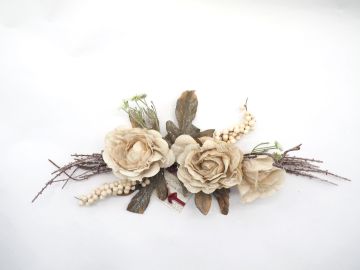 DECORAZIONE CON FIORI E BACCHE BIANCHE/CREMA L 48CM