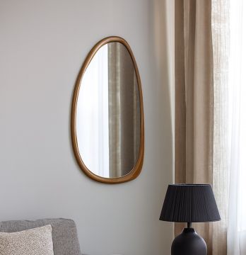 SPECCHIO IRREGOLARE A GOCCIA CM 38.5X2 H.64.5 IN ACACIA NATURALE 