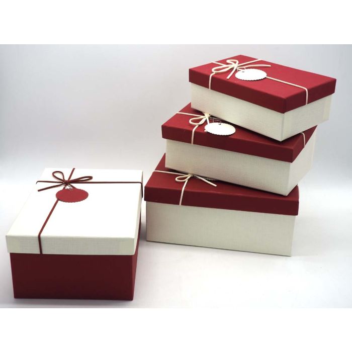 Un Gruppo Di Scatole Regalo Bianche Con Fiocchi Di Nastro E Archi Rossi Su Un Pavimento Di Legno Bianco Ornato Palle Rosse Albero Natale Image156740012