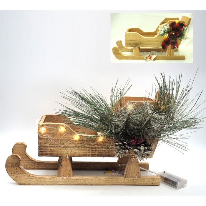SLITTA IN LEGNO NATURALE CON 20 LUCI CON AGHI PINO+BACCHE H. 23X38X17CM SLITTA IN LEGNO NATURALE CON 20 LUCI CON AGHI PINO+BACCHE H. 23X38X17CM